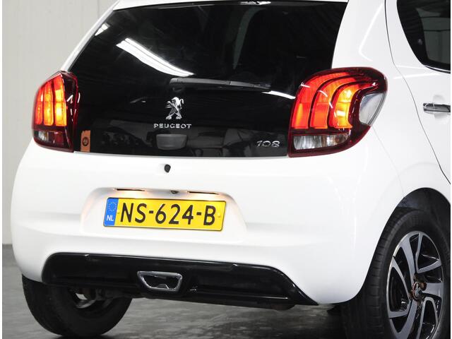 Peugeot 108 1.2 82PK TOP! Roland Garros | Vouwdak/Cabrio | Climate Control | Camera | Bluetooth | LED | Start/Stop Systeem | Buitenspiegels elektrisch verstel -en verwarmbaar | 15"LMV | Navigatie | Isofix | Privacy Glass |
