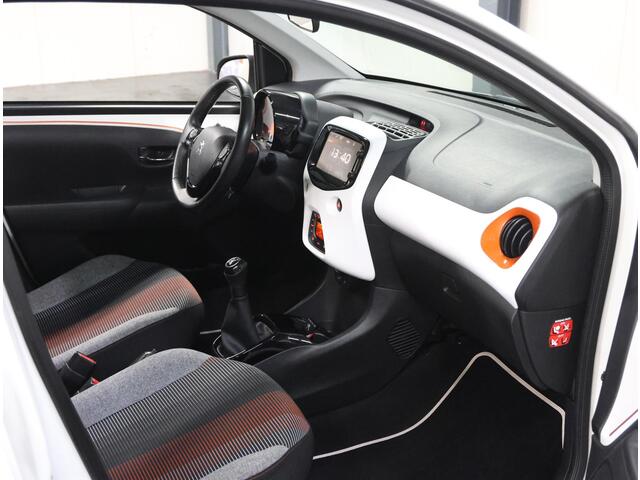 Peugeot 108 1.2 82PK TOP! Roland Garros | Vouwdak/Cabrio | Climate Control | Camera | Bluetooth | LED | Start/Stop Systeem | Buitenspiegels elektrisch verstel -en verwarmbaar | 15"LMV | Navigatie | Isofix | Privacy Glass |