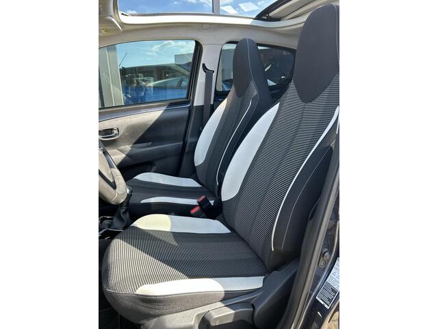 Peugeot 108 1.0 e-VTi Allure TOP! | Cabrio Dak | 2e Eigenaar | NL AUTO | NAP | Onderhoudshistorie | Airco | 5 Deurs | 2 Sleutels | Getint Glas |