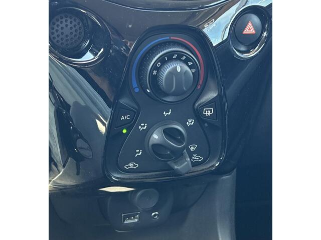 Peugeot 108 1.0 e-VTi Allure TOP! | Cabrio Dak | 2e Eigenaar | NL AUTO | NAP | Onderhoudshistorie | Airco | 5 Deurs | 2 Sleutels | Getint Glas |
