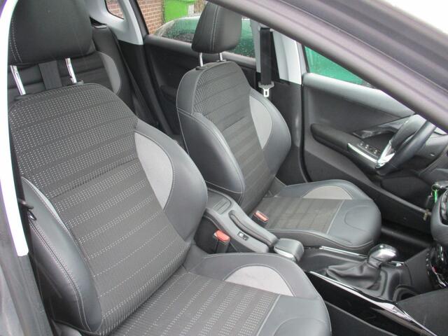 Peugeot 2008 1.2 PureTech Allure Pano Trekhaak