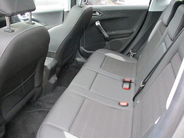 Peugeot 2008 1.2 PureTech Allure Pano Trekhaak
