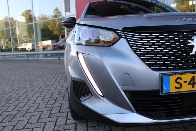 Peugeot 2008 1.2 100PK Allure Pack | NAVIGATIE | ACHTERUITRIJ CAMERA | APPLE CARPLAY/ANDROID AUTO | LICHTMETALEN VELGEN 17" | CRUISE CONTROL | LED KOPLAMPEN | DAB+ RADIO |