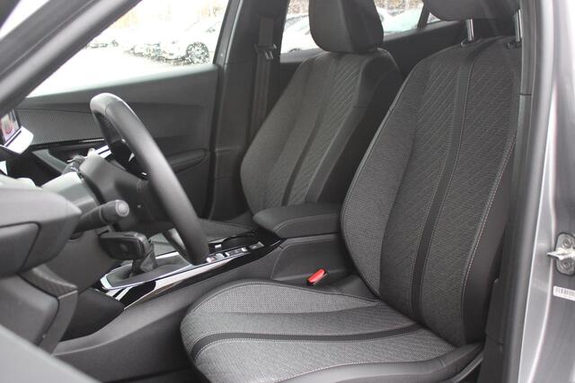 Peugeot 2008 1.2 100PK ALLURE NAVIGATIE | APPLE CARPLAY/ANDROID AUTO | DAB RADIO | LED | PARKEERSENSOREN | ACHTERUIRIJCAMERA | DODEHOEKDETECTIE | CAMERA VOOR | ADAPTIVE CRUISECONTROL | 3D-COCKPIT | ZWARTE DAKRAILS | 17" LICHTMETAAL |