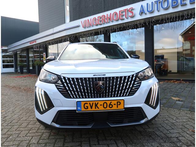 Peugeot 2008 130 Pk benzine * AUTOMAAT * EAT8 * Super Luxe en Sportieve Allure uitvoering * Draadloos Google Maps Navigatie & Spotify via eigen telefoon * Keyless Entry & Start Button * Climate & Cruise Control * L.M. Velgen * Achteruitrij Camera * Vingerhoets; Vierde