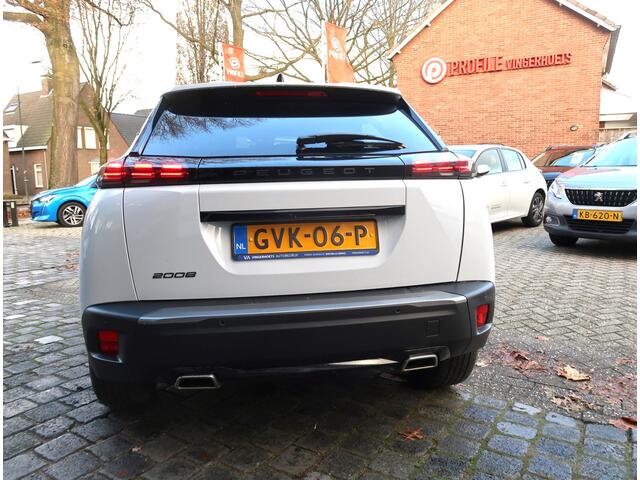 Peugeot 2008 130 Pk benzine * AUTOMAAT * EAT8 * Super Luxe en Sportieve Allure uitvoering * Draadloos Google Maps Navigatie & Spotify via eigen telefoon * Keyless Entry & Start Button * Climate & Cruise Control * L.M. Velgen * Achteruitrij Camera * Vingerhoets; Vierde