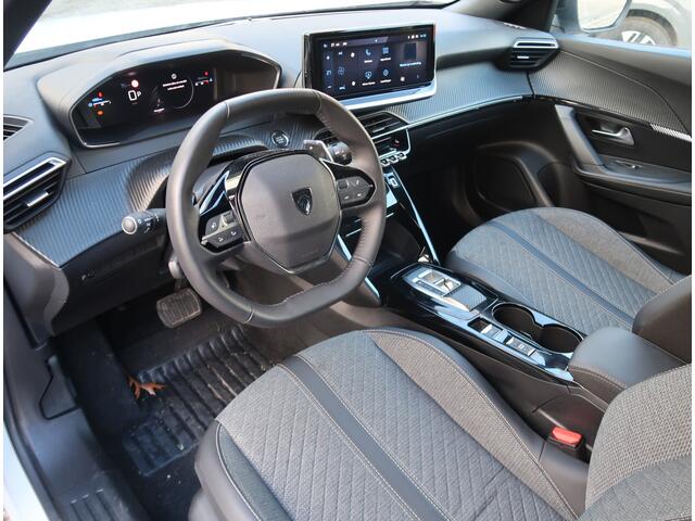 Peugeot 2008 130 Pk benzine * AUTOMAAT * EAT8 * Super Luxe en Sportieve Allure uitvoering * Draadloos Google Maps Navigatie & Spotify via eigen telefoon * Keyless Entry & Start Button * Climate & Cruise Control * L.M. Velgen * Achteruitrij Camera * Vingerhoets; Vierde