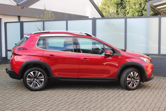 Peugeot 2008 1.2 PureTech Allure Navigatie, Camera, Trekhaak, lederen bekleding.