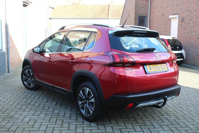 Peugeot 2008 1.2 PureTech Allure Navigatie, Camera, Trekhaak, lederen bekleding.
