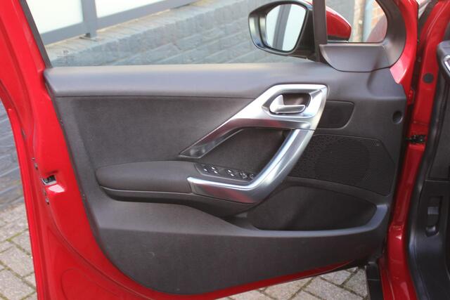Peugeot 2008 1.2 PureTech Allure Navigatie, Camera, Trekhaak, lederen bekleding.