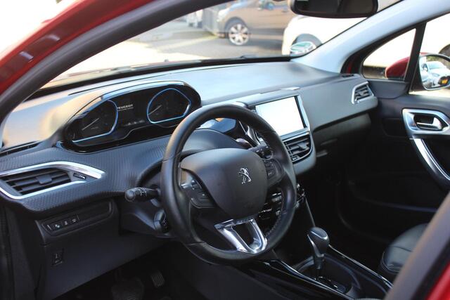 Peugeot 2008 1.2 PureTech Allure Navigatie, Camera, Trekhaak, lederen bekleding.