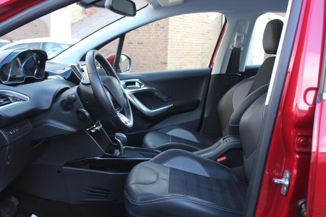 Peugeot 2008 1.2 PureTech Allure Navigatie, Camera, Trekhaak, lederen bekleding.