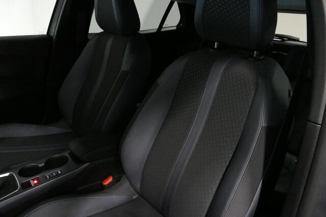 Peugeot 2008 1.2 PureTech Allure / Navigatie / Stoelverwarming / Trekhaak / Adaptive Cruise Control / Achteruitrijcamera / Digitaal instrumentenpaneel / PDC / Privacy glas / Mirror Link