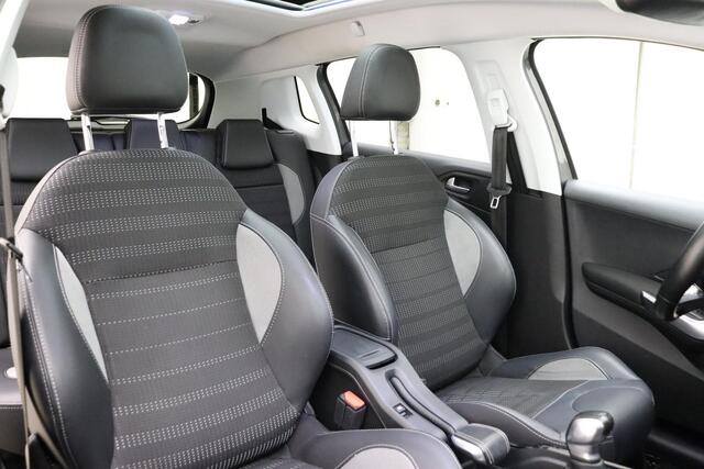 Peugeot 2008 1.2 PureTech 110pk Allure | Panoramadak | Achteruitrijcamera | Navigatie | DAB+ | Apple Carplay / Android Auto | Trekhaak