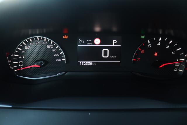 Peugeot 2008 BWJ 2021 1.2 131 PK PureTech Blue Lease Active AUTOMAAT / TREKHAAK / CAMERA / STOELVERW. / APPLE CAR. / ANDROID AUT. / CLIMA / NAVI / BLUETOOTH / CRUISE / PDC / ISOFIX / RIJSTROOKSENSOR / MULTIFUNCT. STUUR