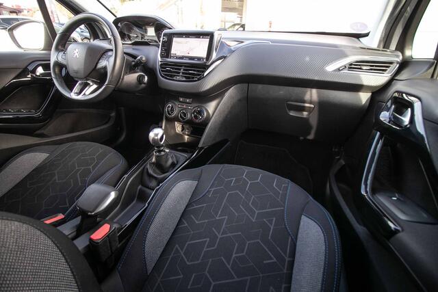 Peugeot 2008 1.2 PureTech Signature All-in rijklaarprijs | Dealerond. | Trekhaak | Nav | Cruise