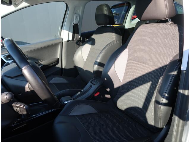 Peugeot 2008 1.2 Benzine Allure EAT6 AUTOMAAT 110 Pk * Automaat * Navigatie * Panoramadak * Trekhaak * 1/2 Leder interieur * Automatisch en- en uitparkeersysteem * Vingerhoets; Vierde Generatie Eersteklas Service ! al meer dan 100 jaar......