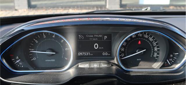 Peugeot 2008 1.2 Benzine Allure EAT6 AUTOMAAT 110 Pk * Automaat * Navigatie * Panoramadak * Trekhaak * 1/2 Leder interieur * Automatisch en- en uitparkeersysteem * Vingerhoets; Vierde Generatie Eersteklas Service ! al meer dan 100 jaar......