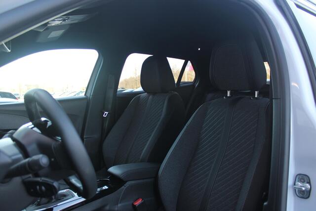 Peugeot 2008 1.2 100PK ALLURE | DRAADLOZE APPLE CARPLAY/ANDROID AUTO | ACHTERUITRIJ CAMERA | PARKEERSENSOREN VOOR EN ACHTER | NAVIGATIE | CLIMATE CONTROL | LICHTMETALEN VELGEN 17" | LED KOPLAMPEN |