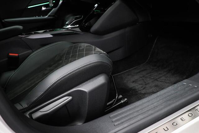 Peugeot 2008 1.2 PureTech GT Pack | PANORAMADAK | STOELVERWARMING | DAB | APPLE | CAMERA