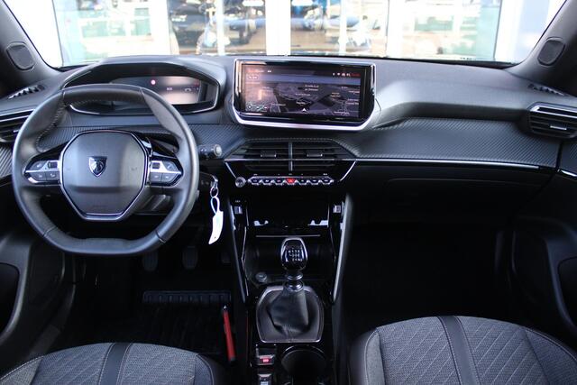 Peugeot 2008 1.2 100PK ALLURE | DRAADLOZE APPLE CARPLAY/ANDROID AUTO | ACHTERUITRIJ CAMERA | PARKEERSENSOREN VOOR EN ACHTER | NAVIGATIE | CLIMATE CONTROL | LICHTMETALEN VELGEN 17" | LED KOPLAMPEN |