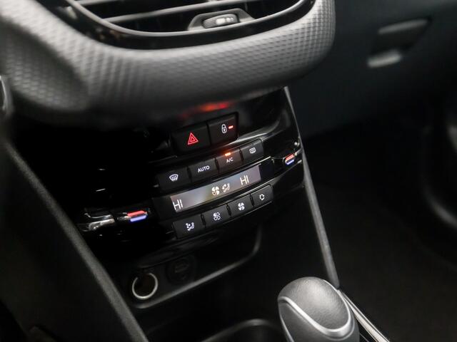 Peugeot 2008 1.2 PureTech Sport Automaat (APPLE CARPLAY, NAVIGATIE, CLIMATE, GETINT GLAS, LEDER, XENON, SPORTSTOELEN, CRUISE, PARKEERSENSOREN, NIEUWE APK, NIEUWSTAAT)
