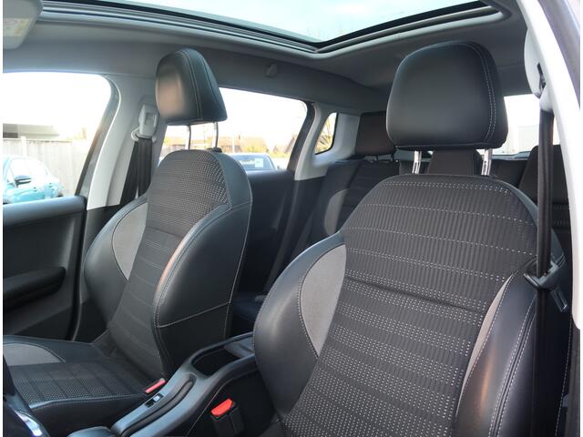 Peugeot 2008 110 Pk Benzine * AUTOMAAT * Hele mooie luxe * Allure * Panoramadak * Navigatie * Automatisch in- en uitparkeersysteem * L.M. Velgen * 1/2 Lederen Interieur * Vingerhoets; Vierde Generatie Eersteklas Service !