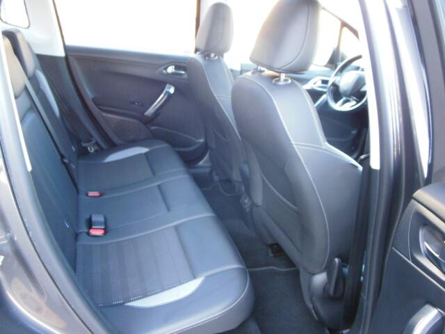 Peugeot 2008 1.2 PureTech Allure staat in Hoogeveen