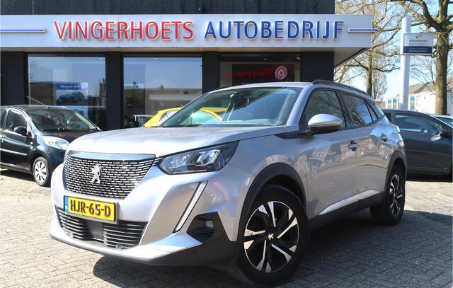 Peugeot 2008 130 Pk Benzine * Luxe Allure * * Navigatie * 3-D Display * Climate & Cruise Control * Achteruitrij Parkeer Camera * ook Apple Car Play / Android * Start Button * Vertkeersbordherkenning * Vingerhoets: Vierde Generatie Eersteklas Service !
