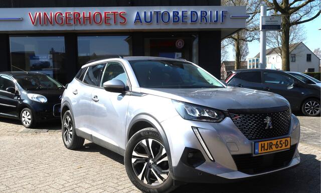 Peugeot 2008 130 Pk Benzine * Luxe Allure * * Navigatie * 3-D Display * Climate & Cruise Control * Achteruitrij Parkeer Camera * ook Apple Car Play / Android * Start Button * Vertkeersbordherkenning * Vingerhoets: Vierde Generatie Eersteklas Service !