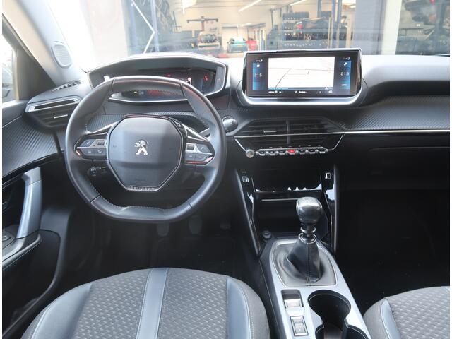 Peugeot 2008 130 Pk Benzine * Luxe Allure * * Navigatie * 3-D Display * Climate & Cruise Control * Achteruitrij Parkeer Camera * ook Apple Car Play / Android * Start Button * Vertkeersbordherkenning * Vingerhoets: Vierde Generatie Eersteklas Service !