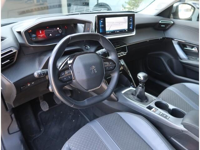 Peugeot 2008 130 Pk Benzine * Luxe Allure * * Navigatie * 3-D Display * Climate & Cruise Control * Achteruitrij Parkeer Camera * ook Apple Car Play / Android * Start Button * Vertkeersbordherkenning * Vingerhoets: Vierde Generatie Eersteklas Service !