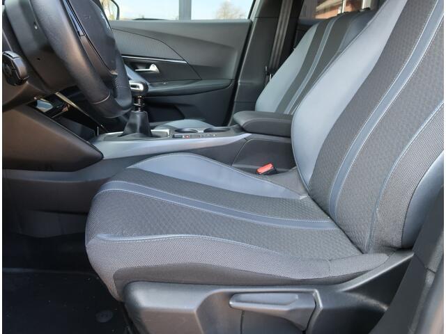 Peugeot 2008 130 Pk Benzine * Luxe Allure * * Navigatie * 3-D Display * Climate & Cruise Control * Achteruitrij Parkeer Camera * ook Apple Car Play / Android * Start Button * Vertkeersbordherkenning * Vingerhoets: Vierde Generatie Eersteklas Service !