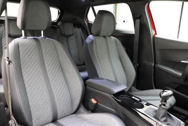 Peugeot 2008 1.2 PureTech 100 Allure Navigatie | NIEUW Model | Camera Achter | Cruise Control | Climate Control | Parkeer Sensoren Achter |