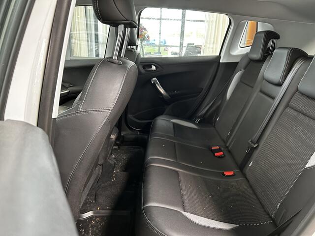 Peugeot 2008 1.2 PureTech 110 pk Allure | Pano | Half leer | Clima | Cruise | 4 seiz banden | Parkeersensoren
