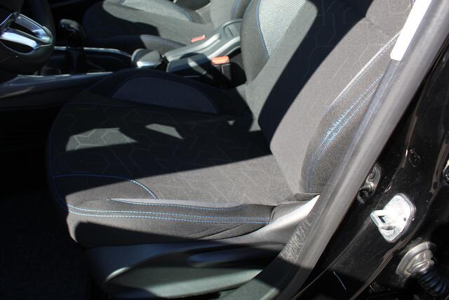 Peugeot 2008 1.2 PureTech Active , Hoge zit Airco , Cruise control ,Trekhaak , Navigatie , Bluetooth Parkeersensoren achter , LED dagrijverlichting