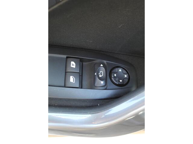 Peugeot 2008 1.2 PureTech Active , Hoge zit Airco , Cruise control ,Trekhaak , Navigatie , Bluetooth Parkeersensoren achter , LED dagrijverlichting