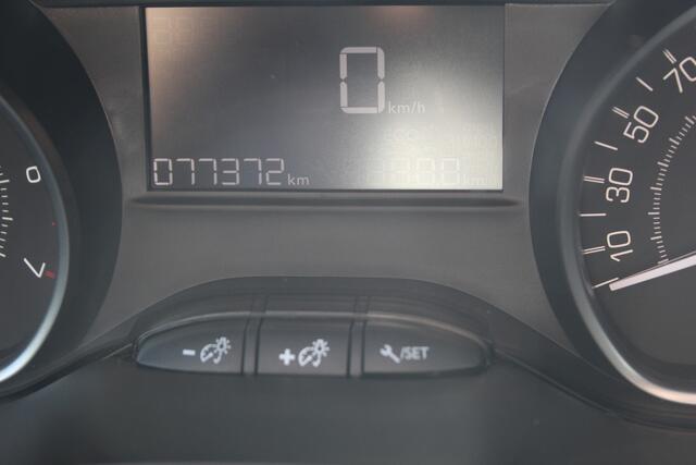 Peugeot 2008 1.2 PureTech Active , Hoge zit Airco , Cruise control ,Trekhaak , Navigatie , Bluetooth Parkeersensoren achter , LED dagrijverlichting
