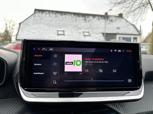 Peugeot 2008 1.2 Turbo 100 PK Allure | Bouwjaar 2025 | Stoelverwarming | Navigatie Via Telefoon | 360 Graden Camera | Keyless Entry /Start | Dode Hoek Detectie | Climate Control | LED Verlichting | Cruise Control Adaptief | 17" Lichtmetalen Velgen | Hoge Zitpositie | 