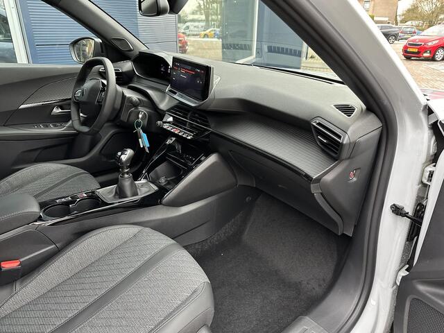 Peugeot 2008 1.2 Turbo 100 PK Allure | Bouwjaar 2025 | Stoelverwarming | Navigatie Via Telefoon | 360 Graden Camera | Keyless Entry /Start | Dode Hoek Detectie | Climate Control | LED Verlichting | Cruise Control Adaptief | 17" Lichtmetalen Velgen | Hoge Zitpositie | 