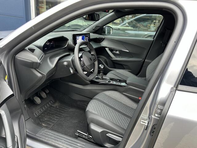 Peugeot 2008 1.2 Turbo 100 PK Allure | Bouwjaar 2025 | Stoelverwarming | Navigatie Via Telefoon | 360 Graden Camera | Dode Hoek Detectie | Climate Control | LED Verlichting | Cruise Control Adaptief | 17" Lichtmetalen Velgen | Hoge Zitpositie | Half Lederen Bekleding 