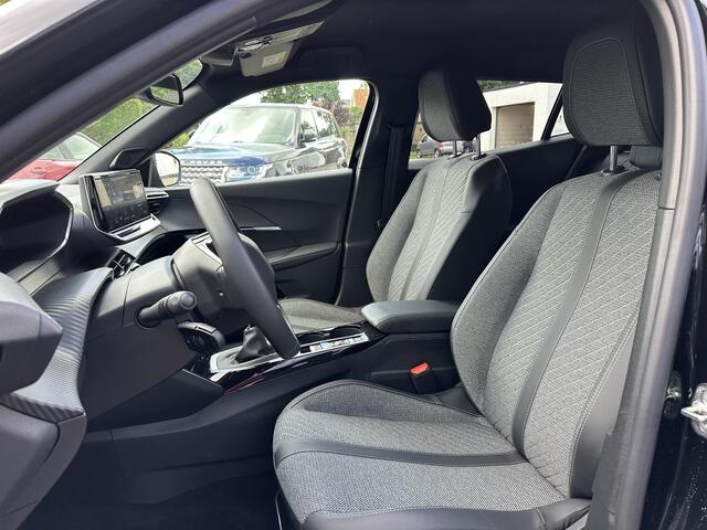 Peugeot 2008 1.2 Turbo 100 PK Allure | Bouwjaar 2025 | Stoelverwarming | Navigatie Via Telefoon | 360 Graden Camera | Keyless Entry /Start | Dode Hoek Detectie | Climate Control | LED Verlichting | Cruise Control Adaptief | 17" Lichtmetalen Velgen | Hoge Zitpositie | 