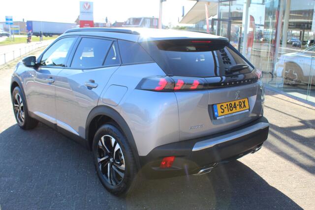Peugeot 2008 1.2-130pk PureTech Allure AUTOMAAT. , Hoge zit Zo goed als nieuw, slechts 7.500km ! Navigatie, airco, telefoonvoorb. metallic lak, LM wielen, Isofix, Apple Carplay/Android auto etc, etc.