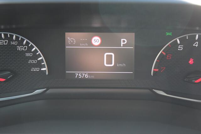 Peugeot 2008 1.2-130pk PureTech Allure AUTOMAAT. , Hoge zit Zo goed als nieuw, slechts 7.500km ! Navigatie, airco, telefoonvoorb. metallic lak, LM wielen, Isofix, Apple Carplay/Android auto etc, etc.