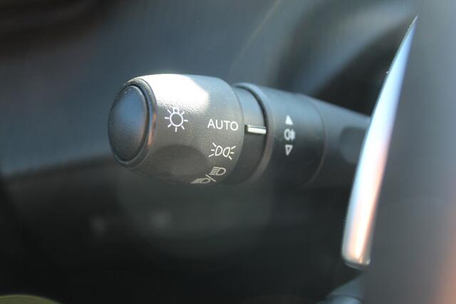 Peugeot 2008 1.2-130pk PureTech Allure AUTOMAAT. , Hoge zit Zo goed als nieuw, slechts 7.500km ! Navigatie, airco, telefoonvoorb. metallic lak, LM wielen, Isofix, Apple Carplay/Android auto etc, etc.