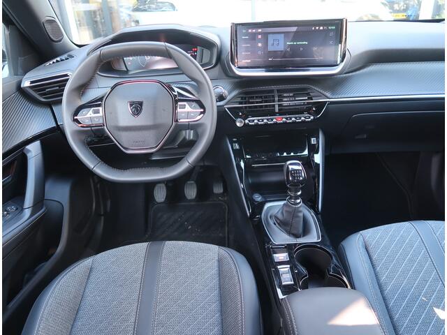 Peugeot 2008 Benzine 100 pk * Luxe Allure * * Navigatie & Spotify via Draadloos Apple Carplay / Android Auto * Dodehoek Bewaking * Voor en Achter Parkeer Camera's * 1/2 Lederen Interieur * Climate & Adaptive Cruise Control * Vingerhoets; Vierde Generatie Eersteklas Se
