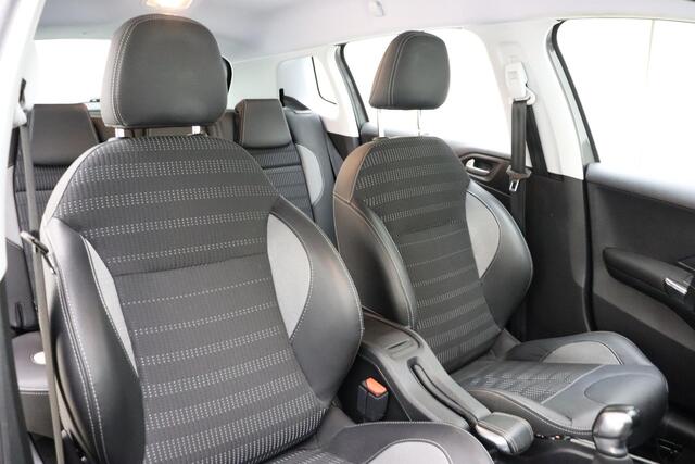 Peugeot 2008 1.2 PureTech Allure 110 PK | Handgeschakeld | Trekhaak | Navigatie | Parkeersensor | Cruise Control | Licht metalen velgen | Climate Control |