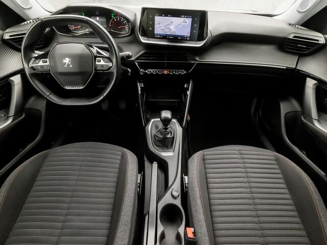 Peugeot 2008 1.2 PureTech Sport (APPLE CARPLAY, GROOT NAVI, CLIMATE, LED KOPLAMPEN, SPORTSTOELEN, PARKEERSENSOREN, LANE ASSIST, CRUISE, DAB+, NIEUWSTAAT)