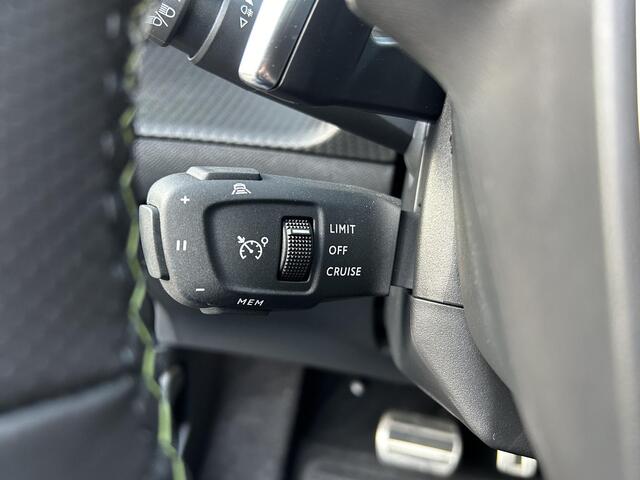 Peugeot 2008 1.2 Turbo 130 PK GT | Automaat | Alcantara Bekleding | Stoelverwarming & Massage | Navigatie via Telefoon | 360 Graden Camera | Keyless Entry | Full LED Verlichting | Zwart Dak