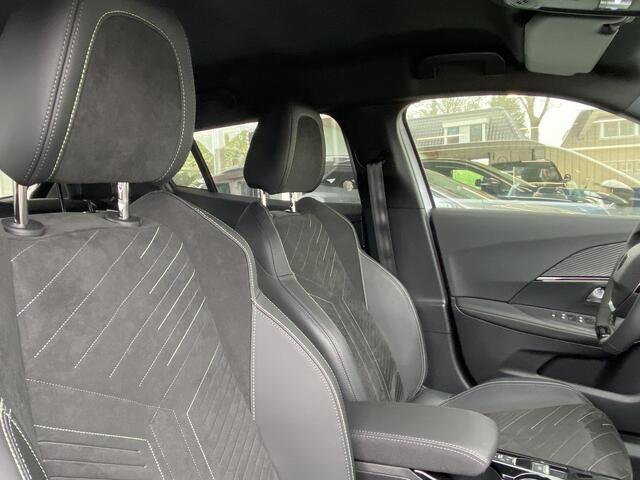 Peugeot 2008 1.2T 130pk Automaat GT | Massagestoel | Camera V+A | Navigatie | Stoelverwarming | Two Tone